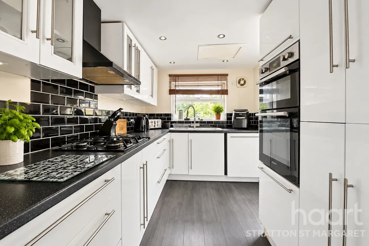 High Mead, Royal Wootton Bassett, SN4, photo 3