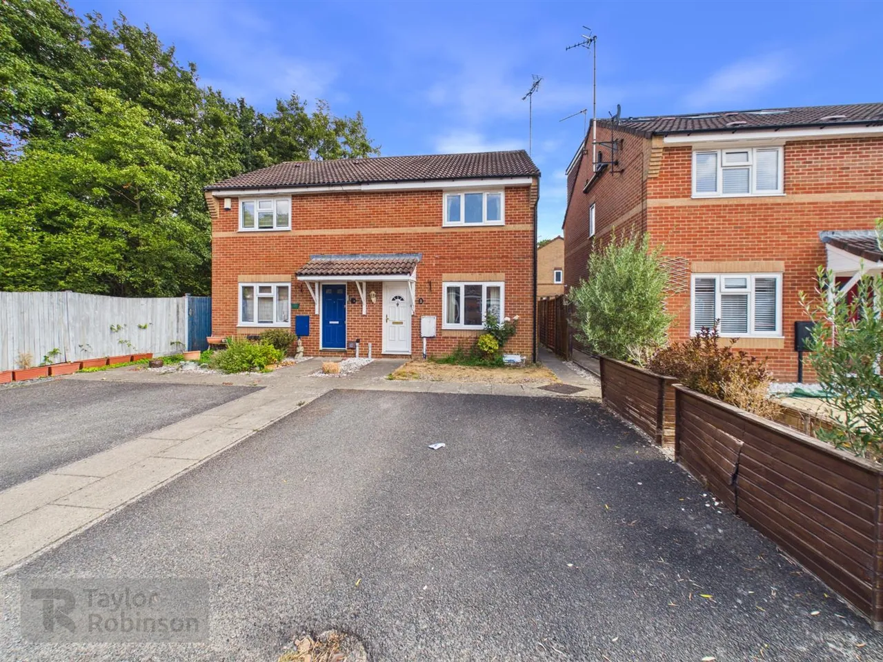 3 bed property for sale, Salterns Road, Maidenbower, RH10