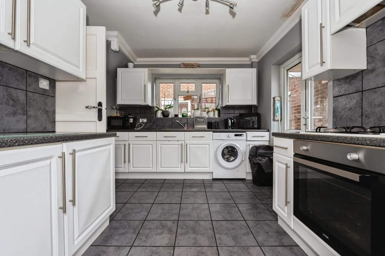 Crescent Road, Aveley, South Ockendon, Essex, RM15, photo 2