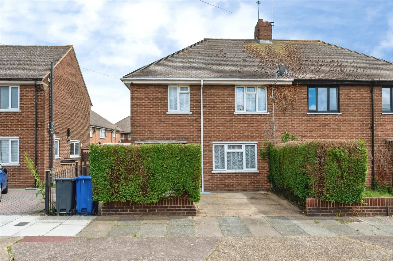 3 bed house for sale — Crescent Road, Aveley, South Ockendon, Essex, RM15
