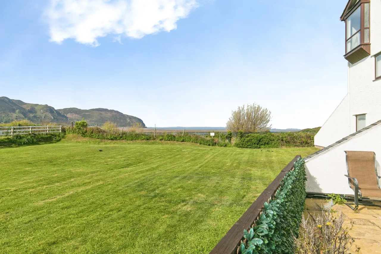 2 bed flat for sale, Deganwy Beach, Conwy, LL31