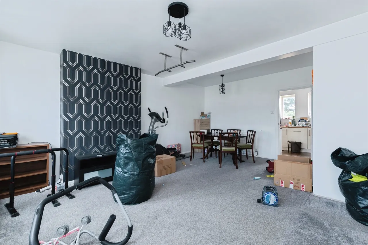 3 bed flat for sale — Cunningham Crescent, Bournemouth