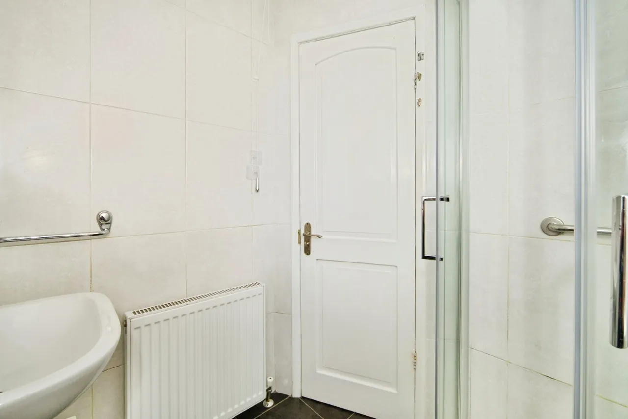 Porters Avenue, Dagenham, RM9, photo 15
