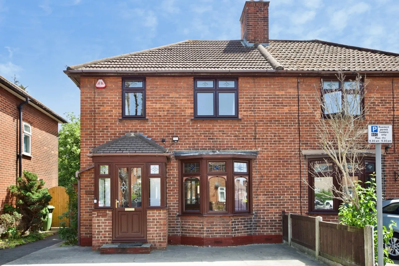 3 bed house for sale — Porters Avenue, Dagenham, RM9