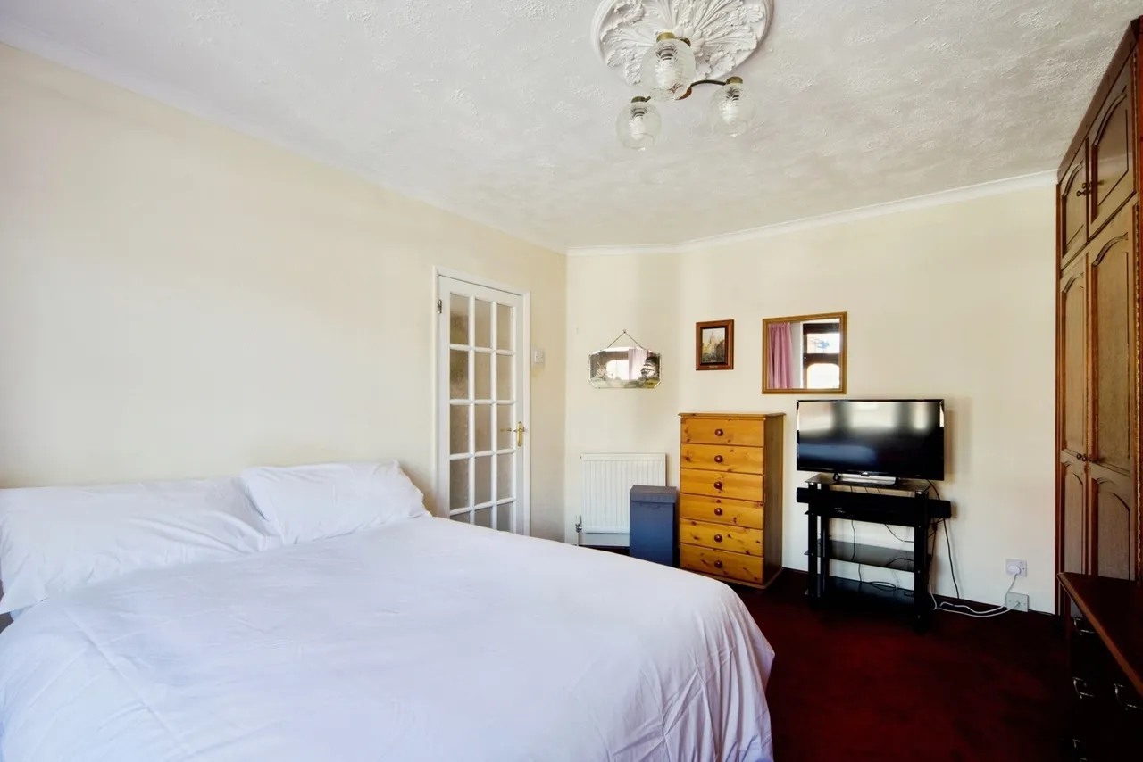 Porters Avenue, Dagenham, RM9, photo 19