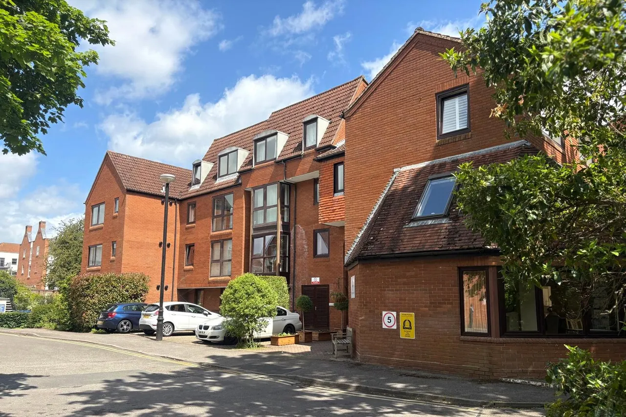 1 bed flat for sale — South Street, Farnham, Surrey, GU9 7RU