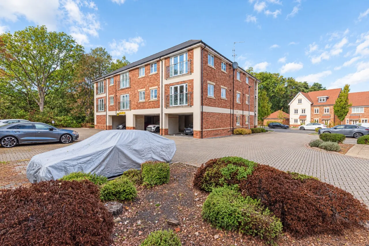 Hurst Avenue, Blackwater, GU17, photo 18