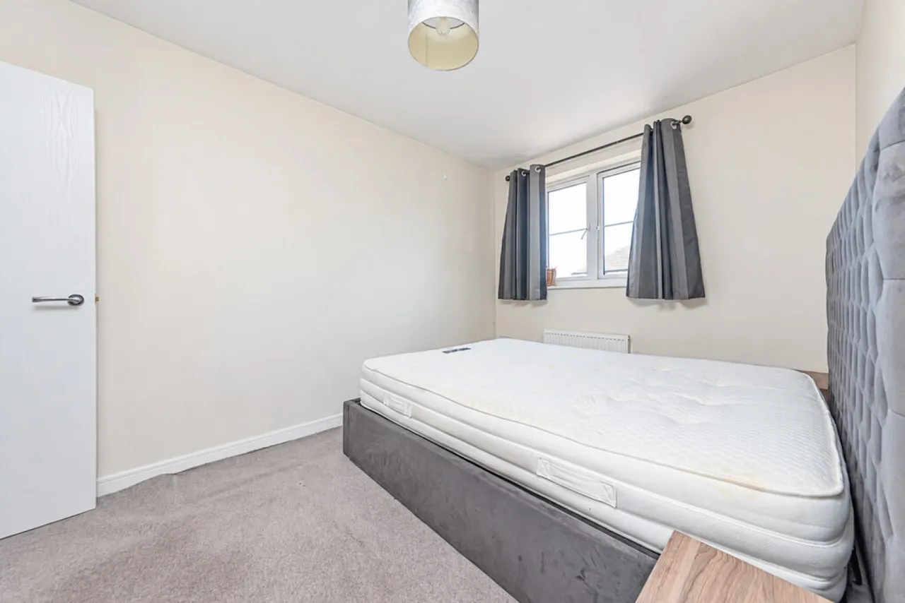 Hurst Avenue, Blackwater, GU17, photo 12