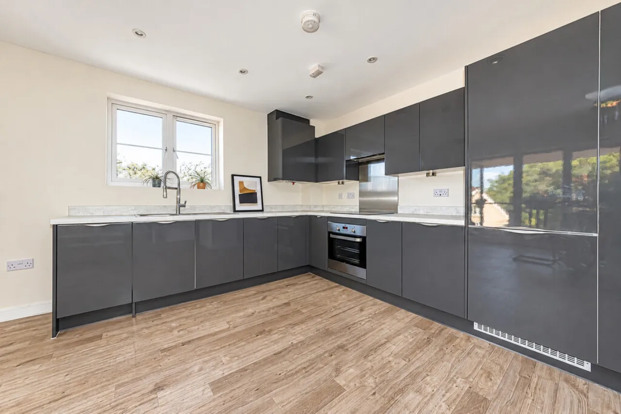 Hurst Avenue, Blackwater, GU17, photo 2
