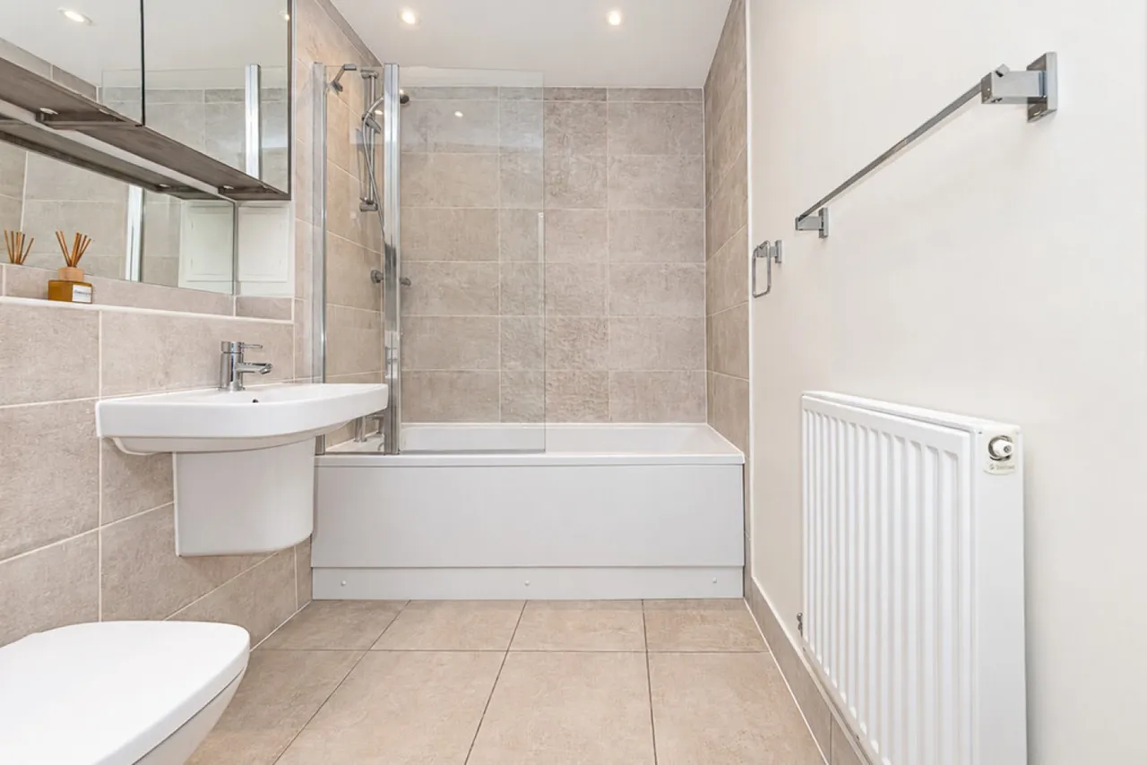 Hurst Avenue, Blackwater, GU17, photo 13