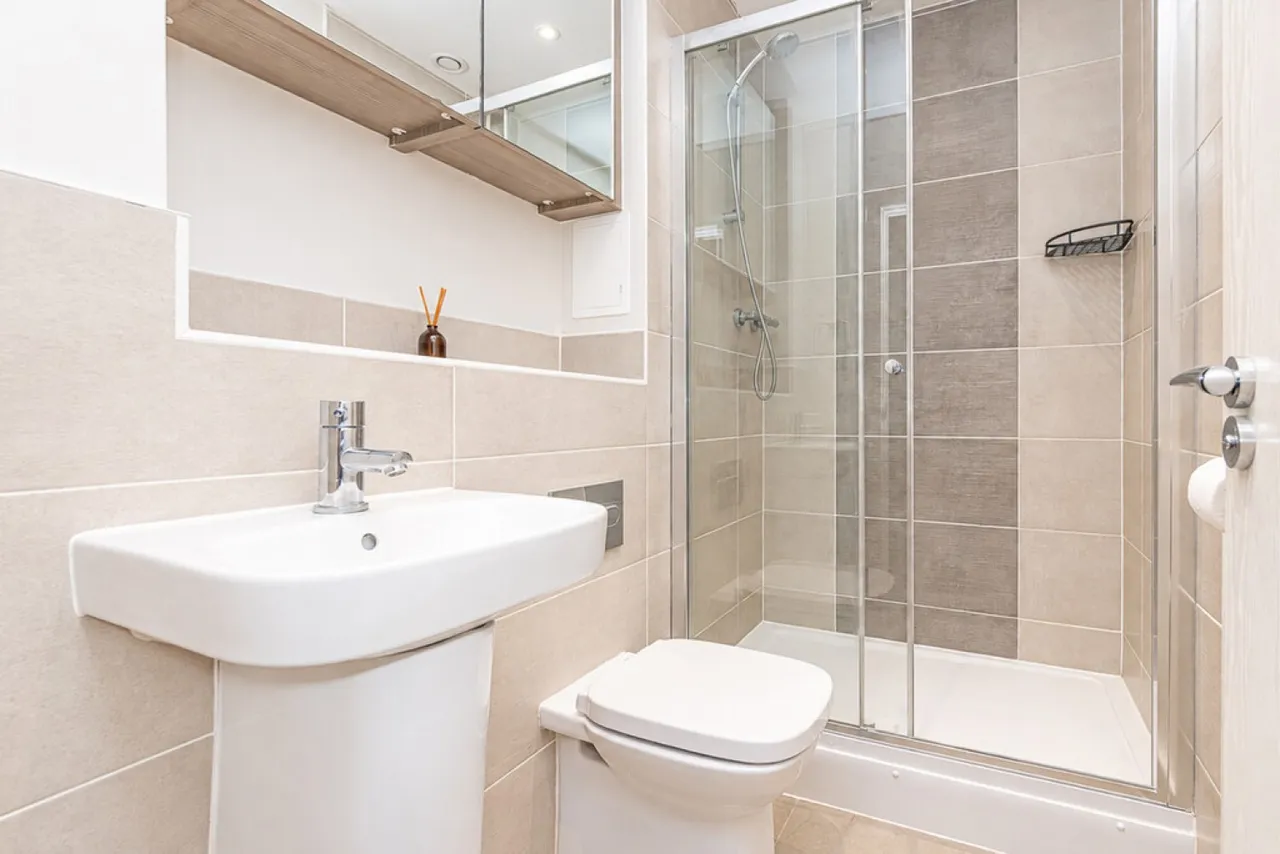 Hurst Avenue, Blackwater, GU17, photo 11