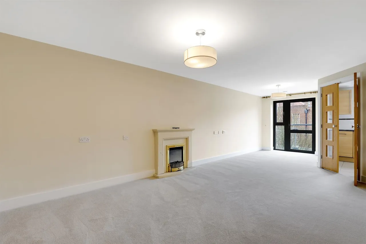 2 bed flat for sale, Shotfield, Wallington, SM6