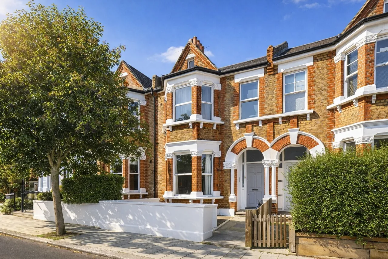 Lynette Avenue, London, photo 2