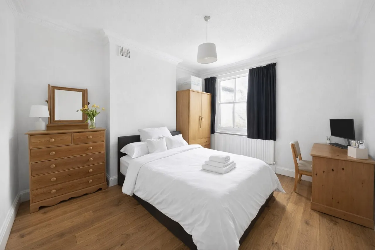 Lynette Avenue, London, photo 8