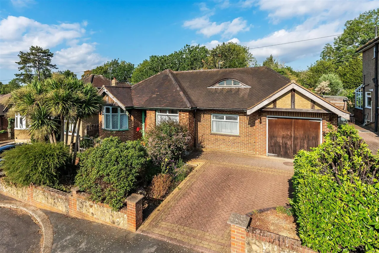 3 bed house for sale, Oaks Close, Leatherhead, KT22