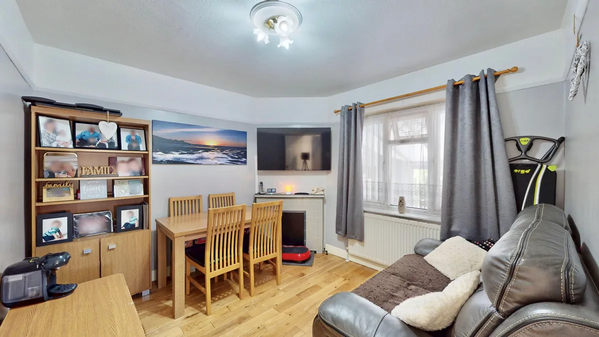 Hunters Grove, Romford, Collier Row, RM5 2UJ, photo 3