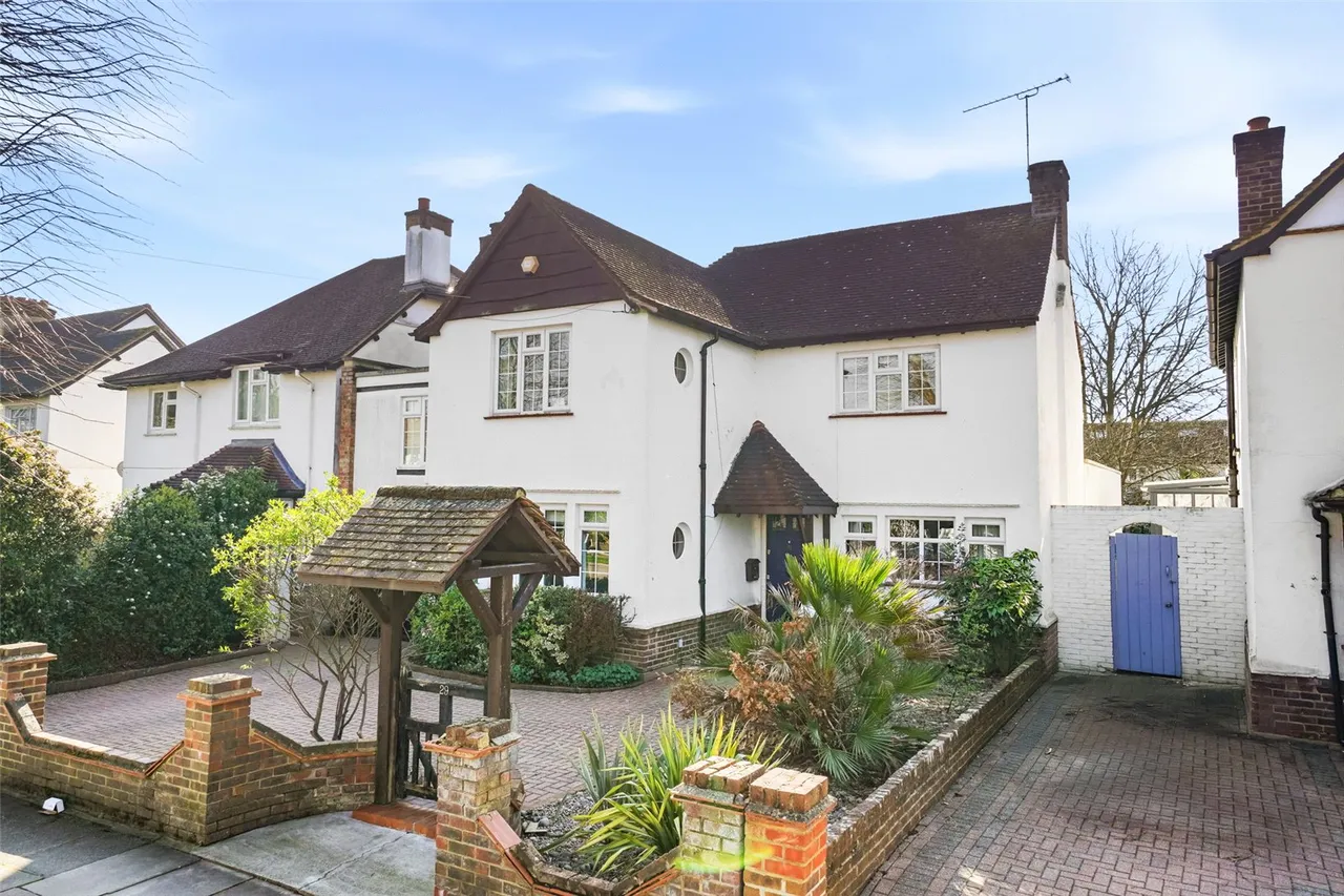 5 bed house for sale — Courtlands Avenue, Hampton, TW12 3NS
