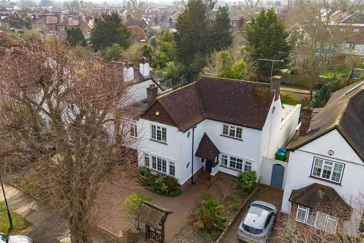 Courtlands Avenue, Hampton, TW12 3NS, photo 3
