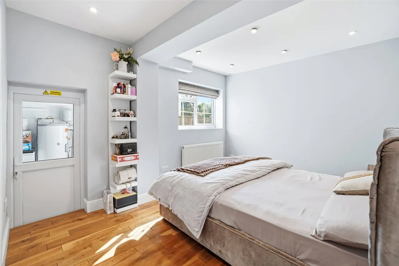 Courtlands Avenue, Hampton, TW12 3NS, photo 10