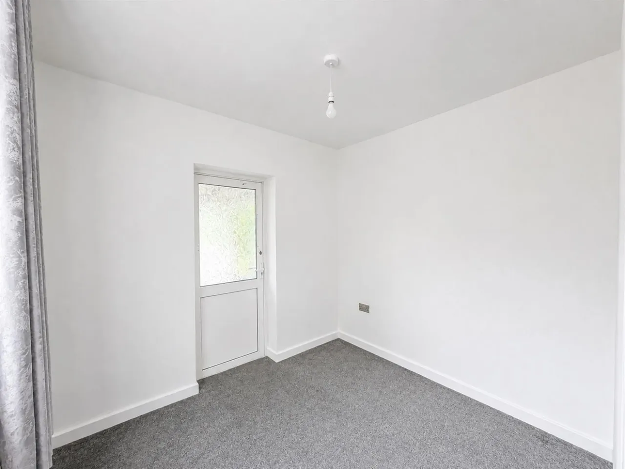 Semi-Detached To LetVicarage Farm Road, Hounslow, TW5, photo 9