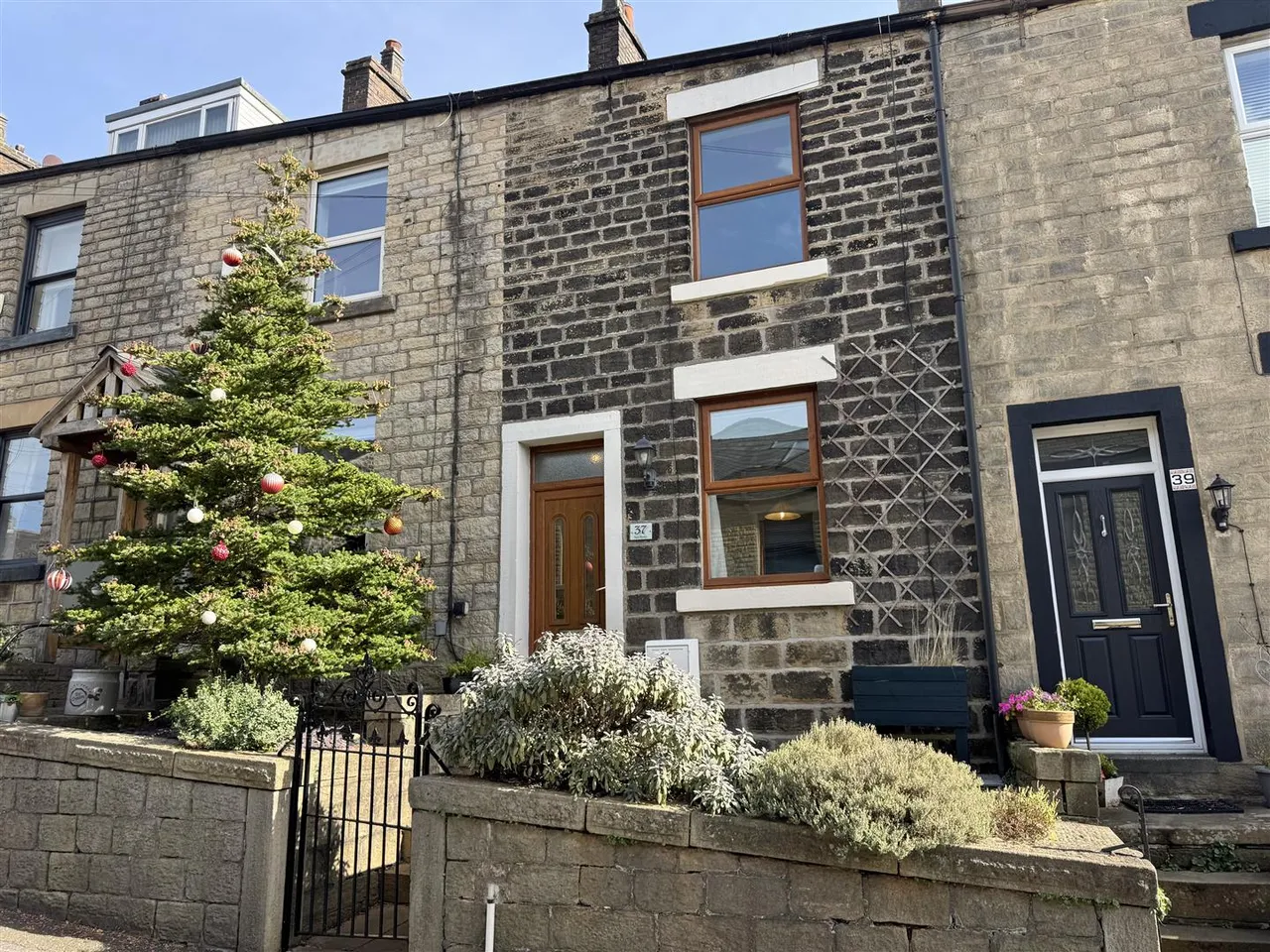 2 bed house to rent, New Road, Tintwistle, SK13