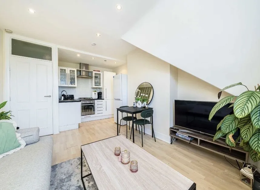 2 bed flat to rent — Romola Road, Herne Hill, SE24