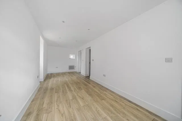 Oak Gardens, Edgware, HA8, photo 3