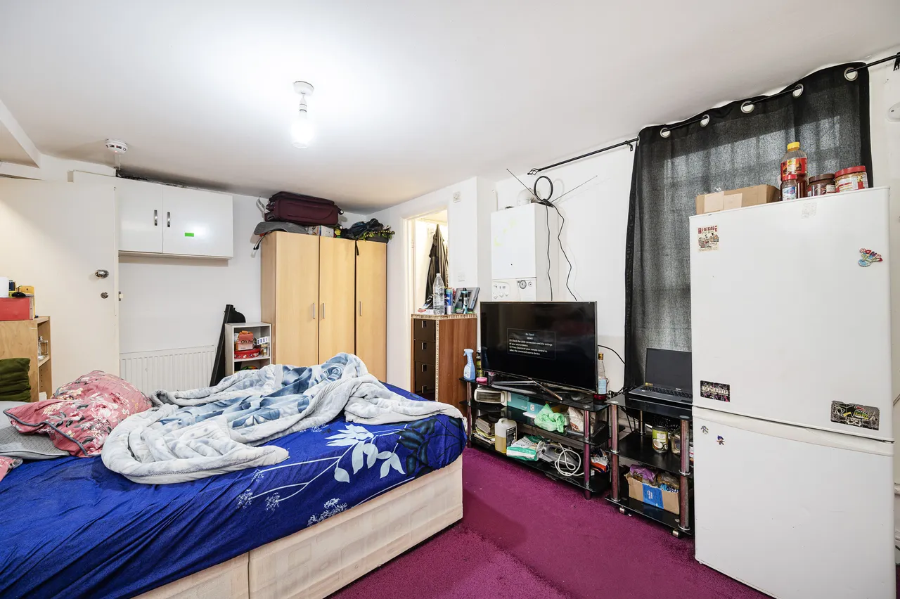 Flat C, 122 Clarence Road, London, photo 2