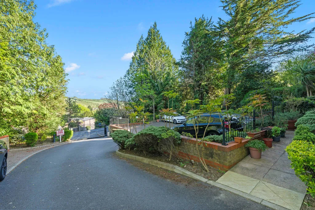 Tupwood Lane, Caterham CR3 6DA, photo 12