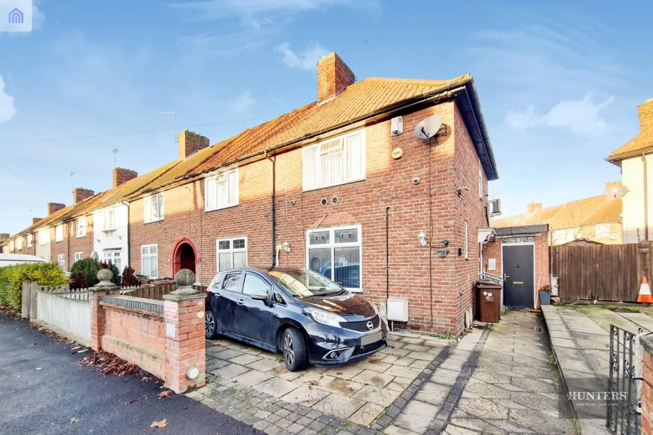 2 bed house for sale — Walnut Tree Road, Dagenham, RM8