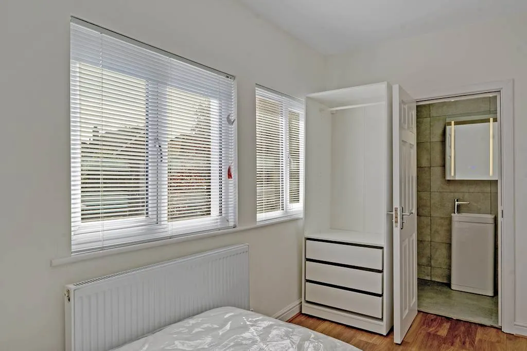 The Grove, Greenford, UB6, photo 2