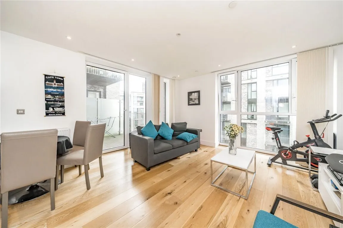 Caxton Street North, Royal Wharf, photo 2
