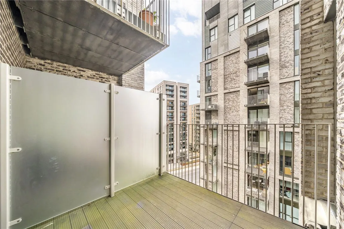 Caxton Street North, Royal Wharf, photo 7