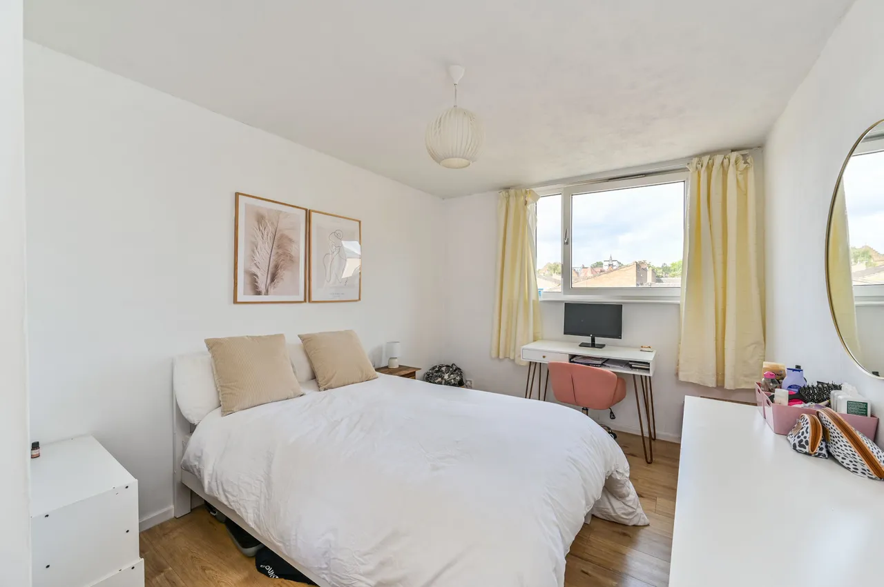 12 Staplehurst Court, 156 Northcote Road, London, photo 4