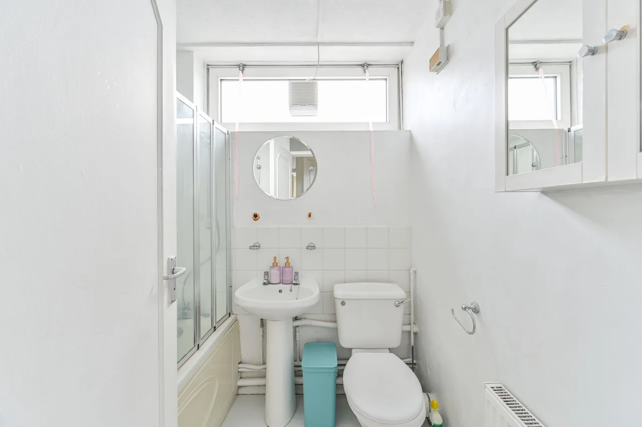 12 Staplehurst Court, 156 Northcote Road, London, photo 5