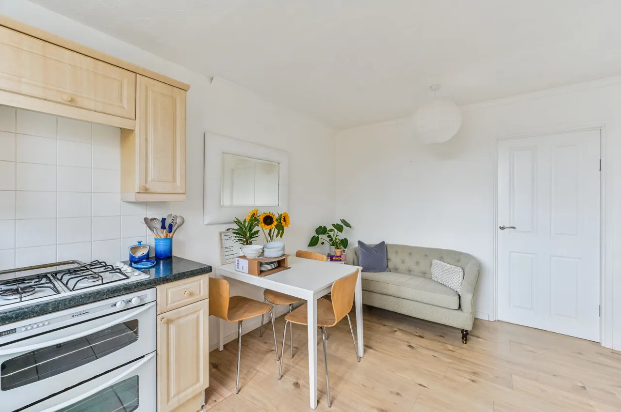 12 Staplehurst Court, 156 Northcote Road, London, photo 6