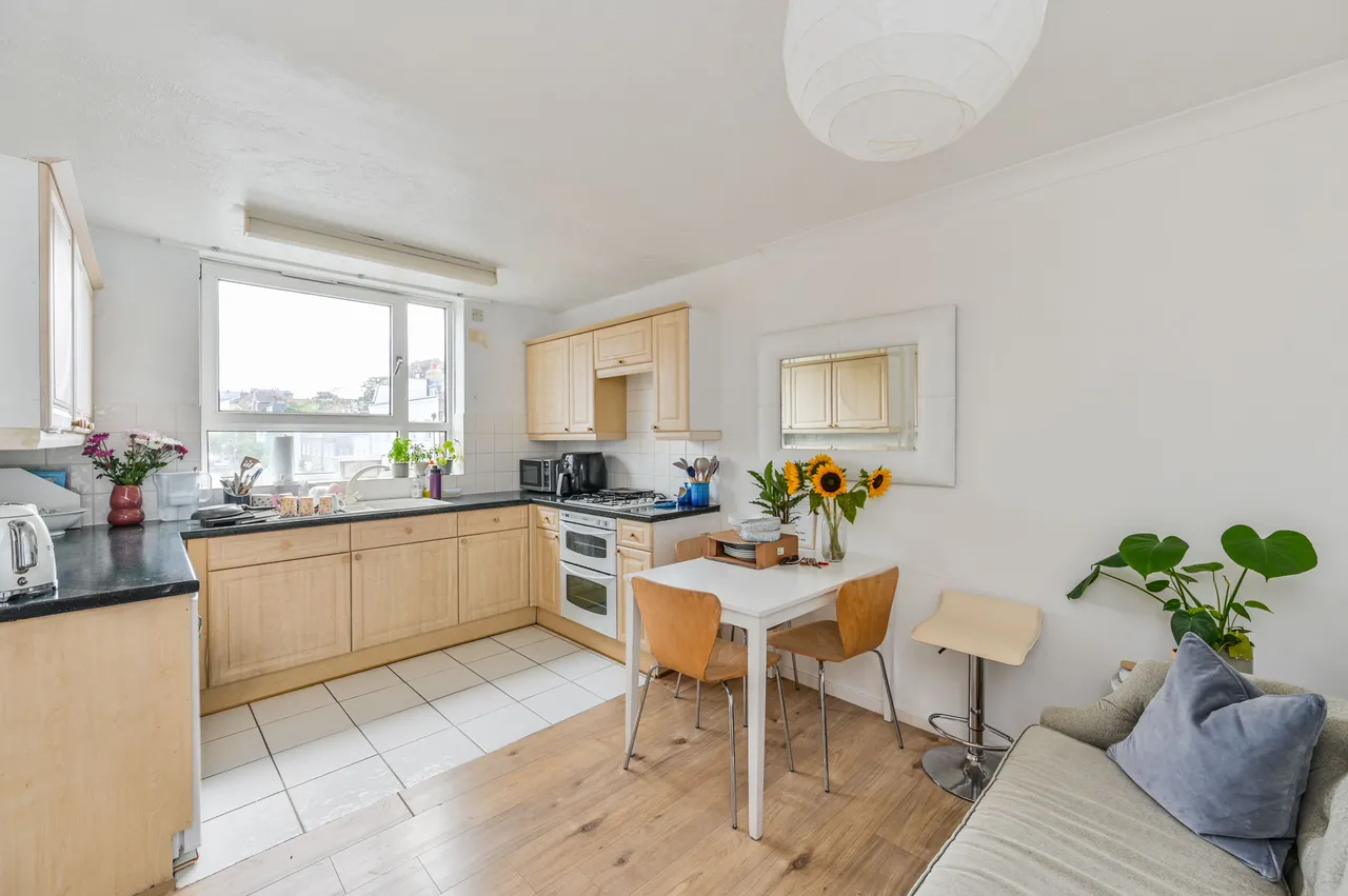 2 bed flat to rent — 12 Staplehurst Court, 156 Northcote Road, London