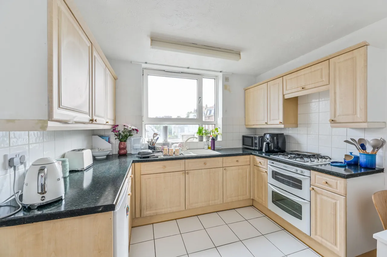 12 Staplehurst Court, 156 Northcote Road, London, photo 2