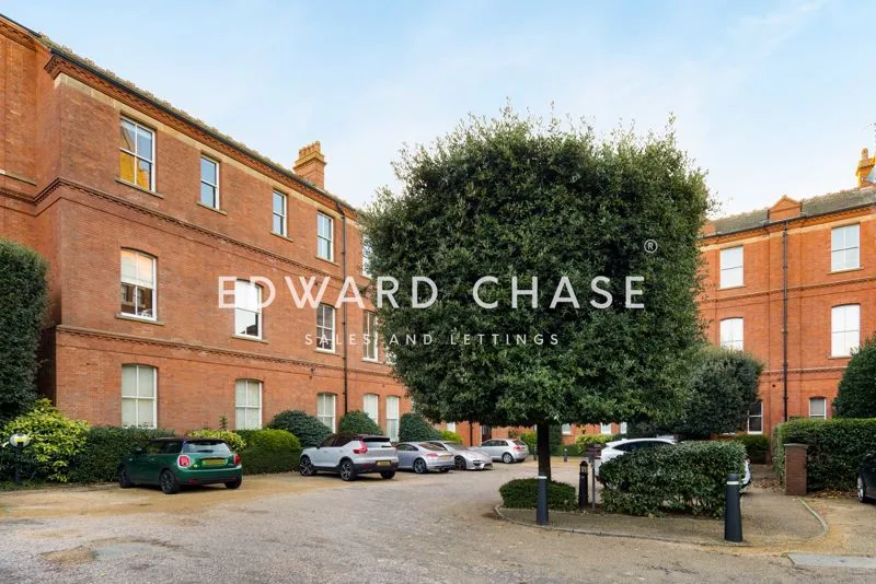 2 bed flat for sale, Rosebury Square, Woodford Green, IG8
