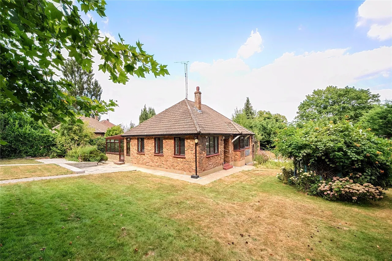 3 bed house for sale — St. Aubyns Close, Orpington, BR6