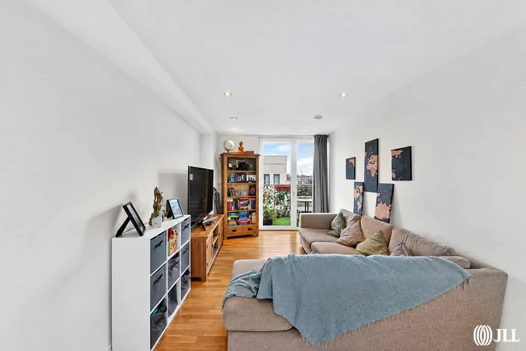 Logan Close, London, E20, photo 7
