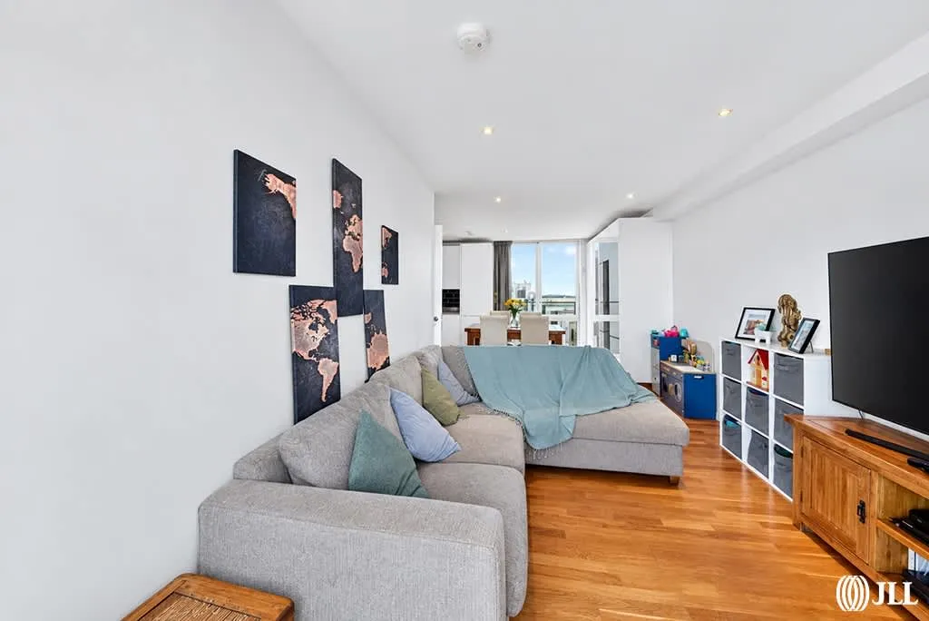 Logan Close, London, E20, photo 8