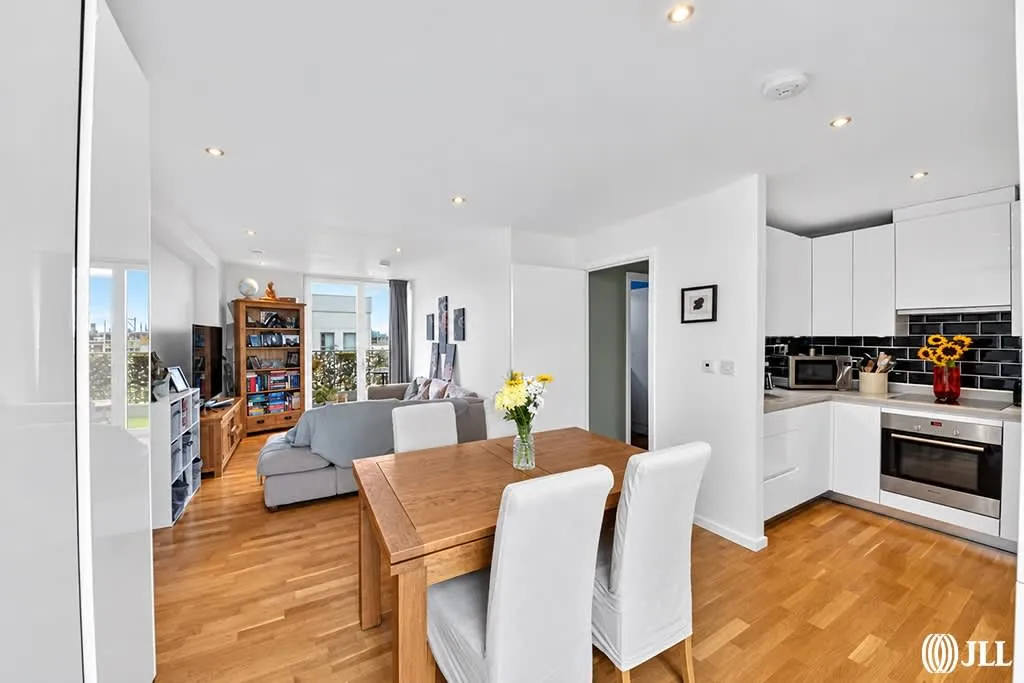Logan Close, London, E20, photo 4
