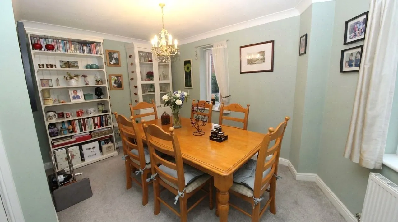 Rosefinch Road, West Timperley, WA14, photo 4