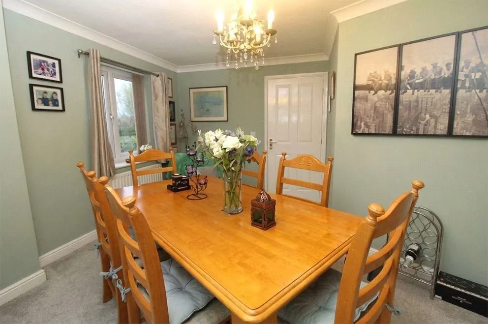 Rosefinch Road, West Timperley, WA14, photo 15