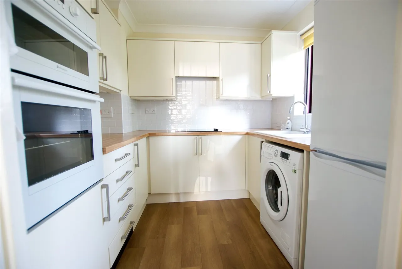 Hartford Court, Hartley Wintney, Hampshire, RG27 8PQ, photo 2
