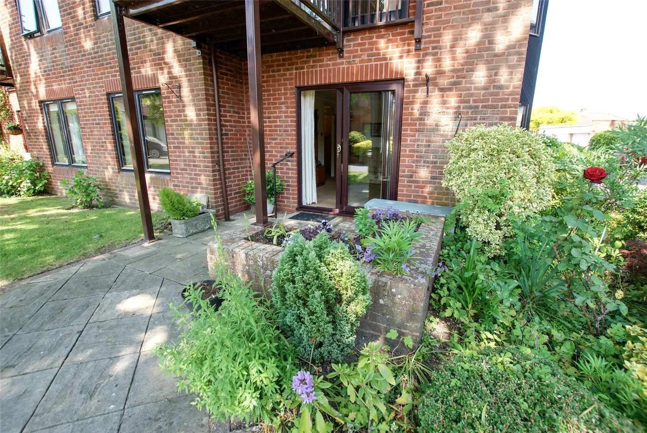 Hartford Court, Hartley Wintney, Hampshire, RG27 8PQ, photo 8