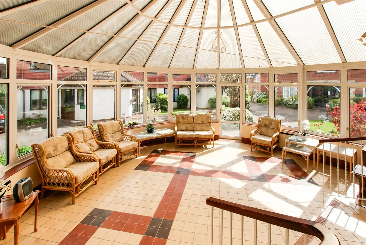 Hartford Court, Hartley Wintney, Hampshire, RG27 8PQ, photo 11