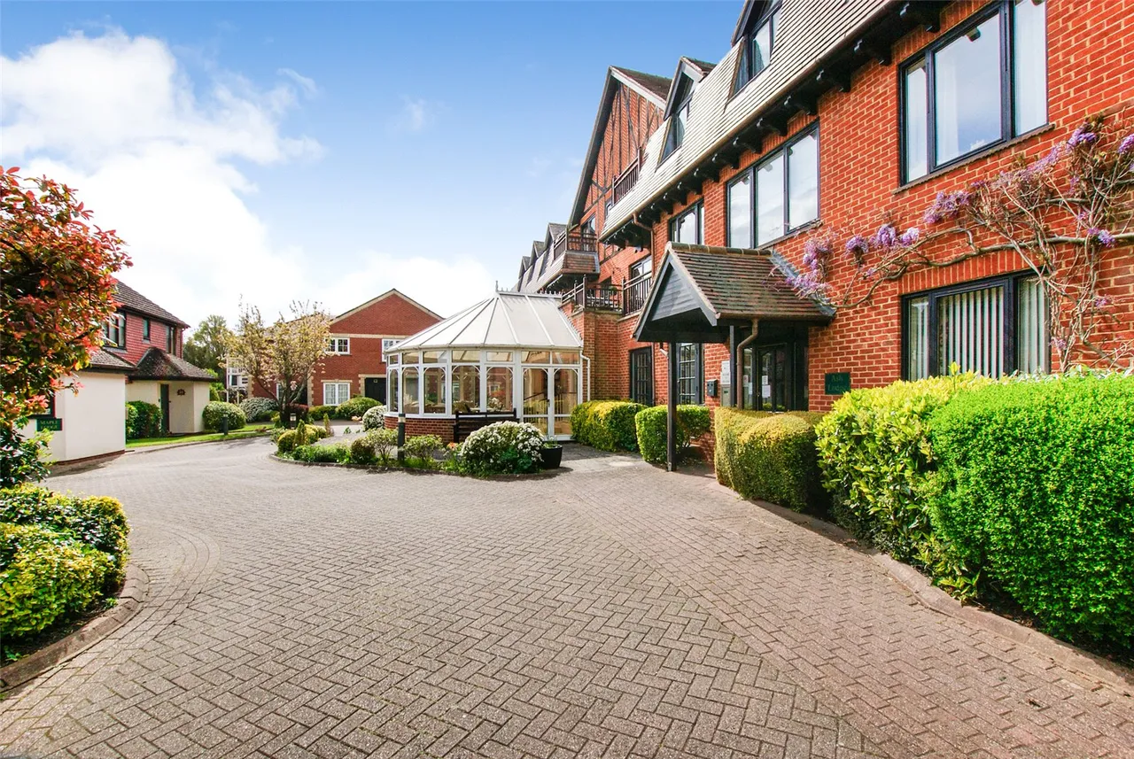 1 bed flat for sale — Hartford Court, Hartley Wintney, Hampshire, RG27 8PQ
