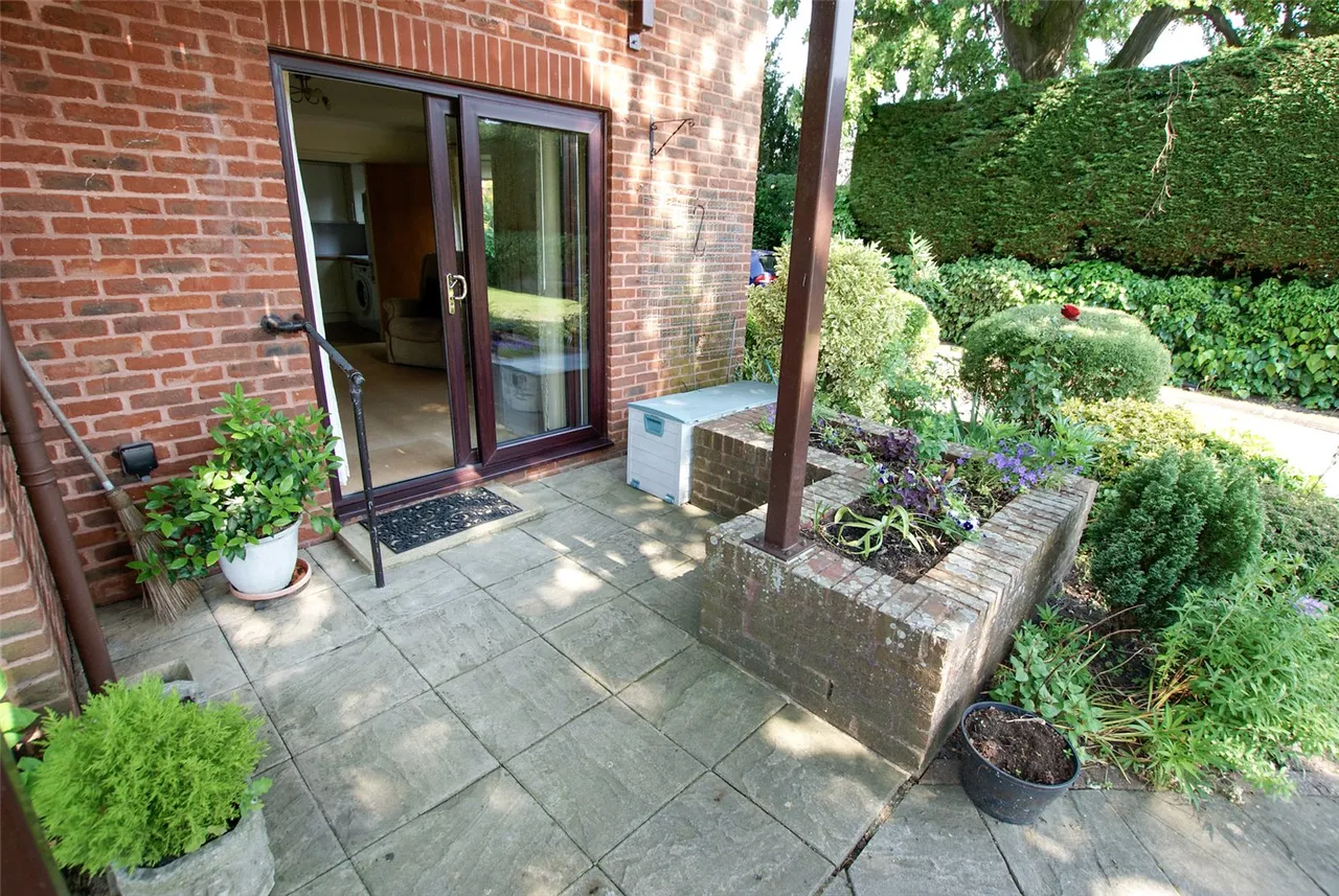 Hartford Court, Hartley Wintney, Hampshire, RG27 8PQ, photo 7